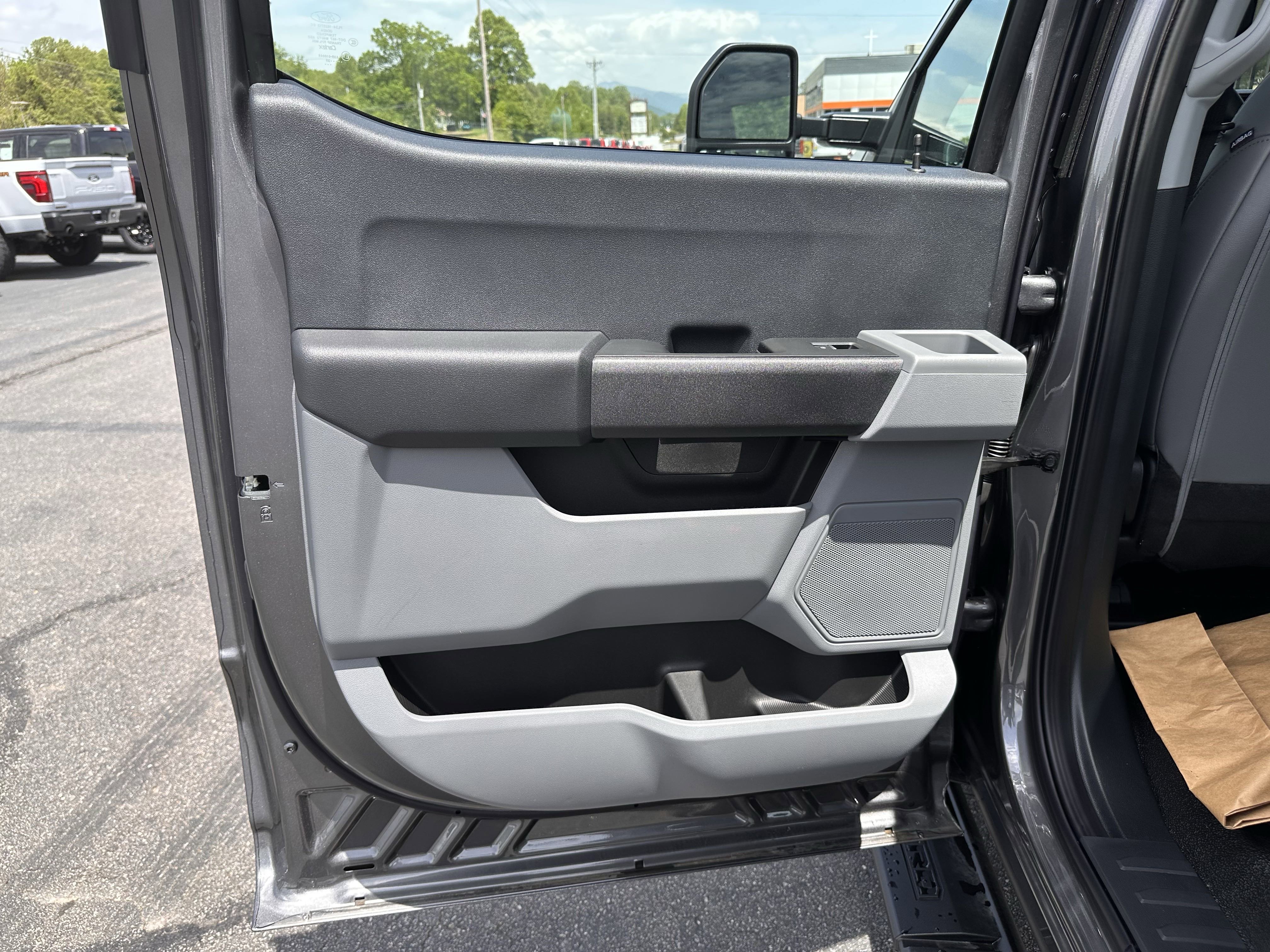 2025 Ford F-350 Super Duty Chassis Cab XL - Photo 9