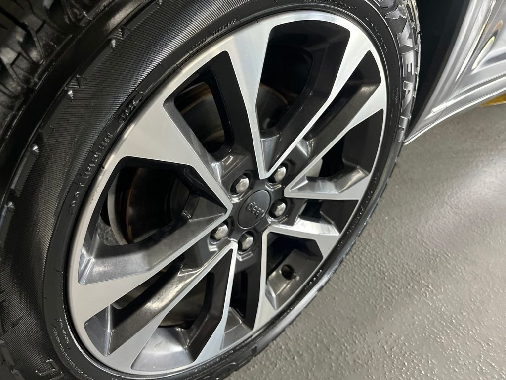 Used 2022 Gray Metallic Jeep Overland image 10