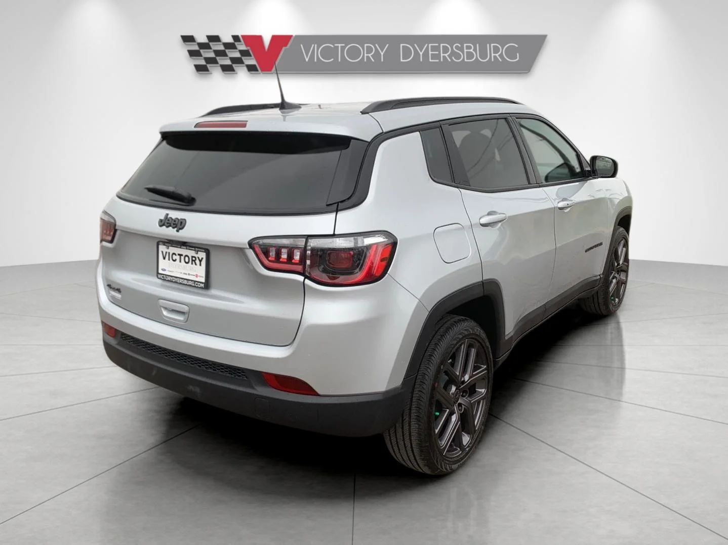New 2026 Silver Zynith Metallic Clear-Coat Exterior Paint Jeep Latitude image 8