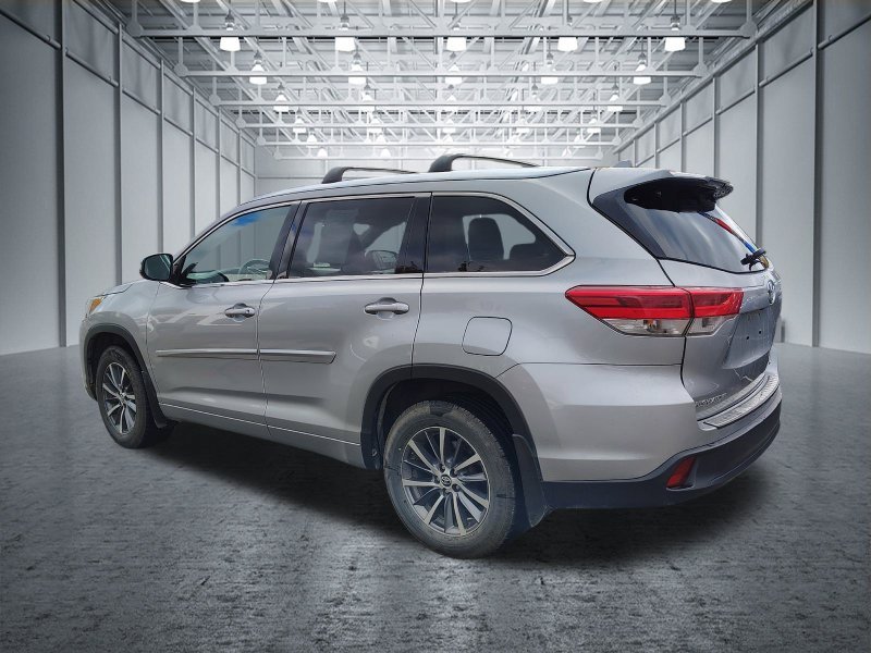 Used 2018 Silver Toyota XLE image 7
