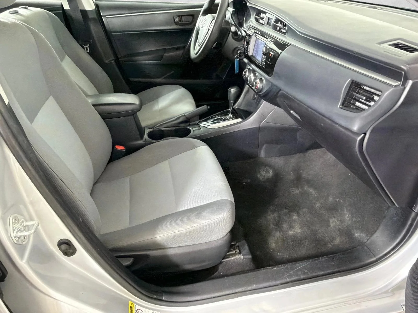 Used 2016 White Toyota L image 13