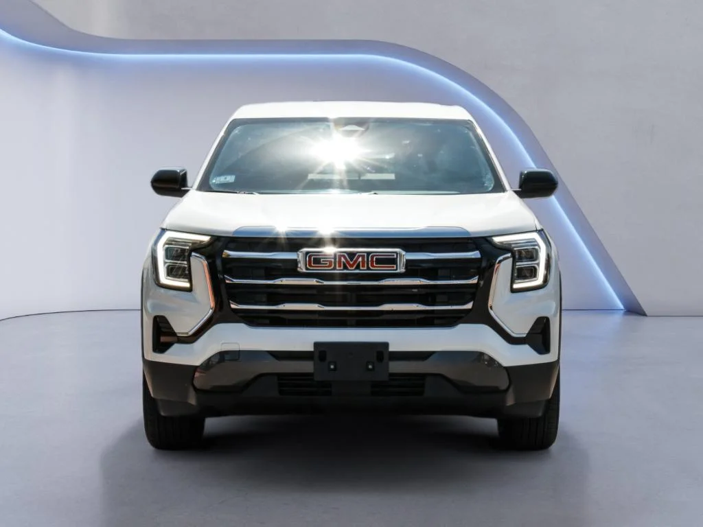 Used 2025  GMC AWD Elevation image 2