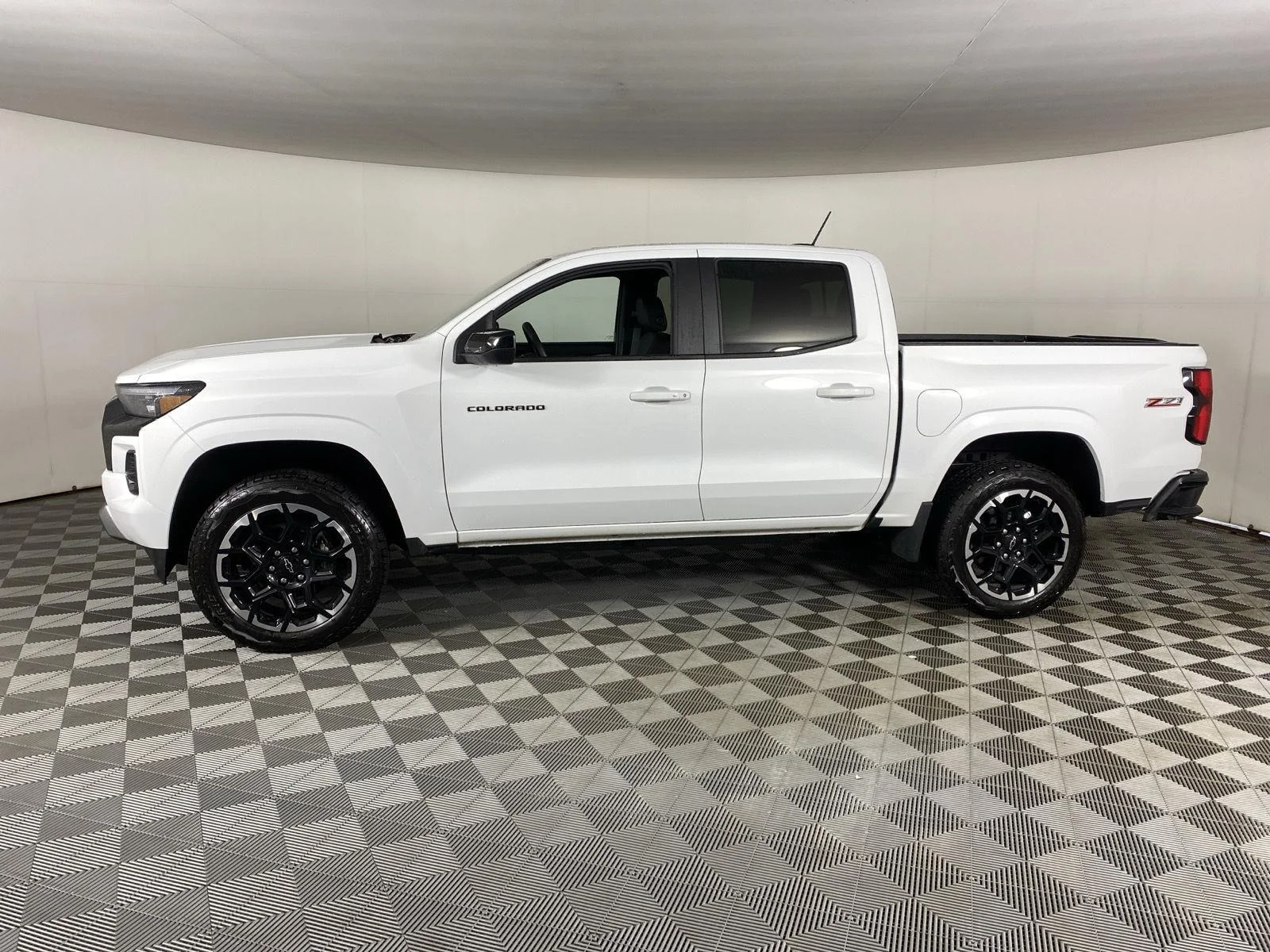 Used 2026 Summit White Chevrolet Z71 image 4