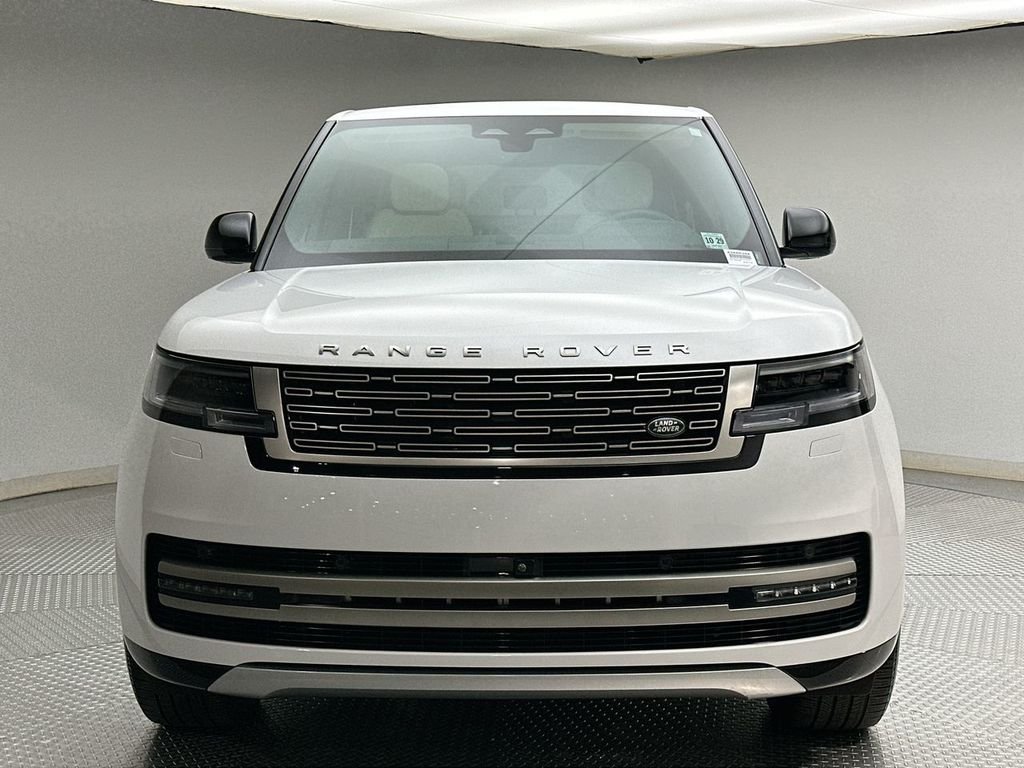 Used 2025  Land Rover SE image 16