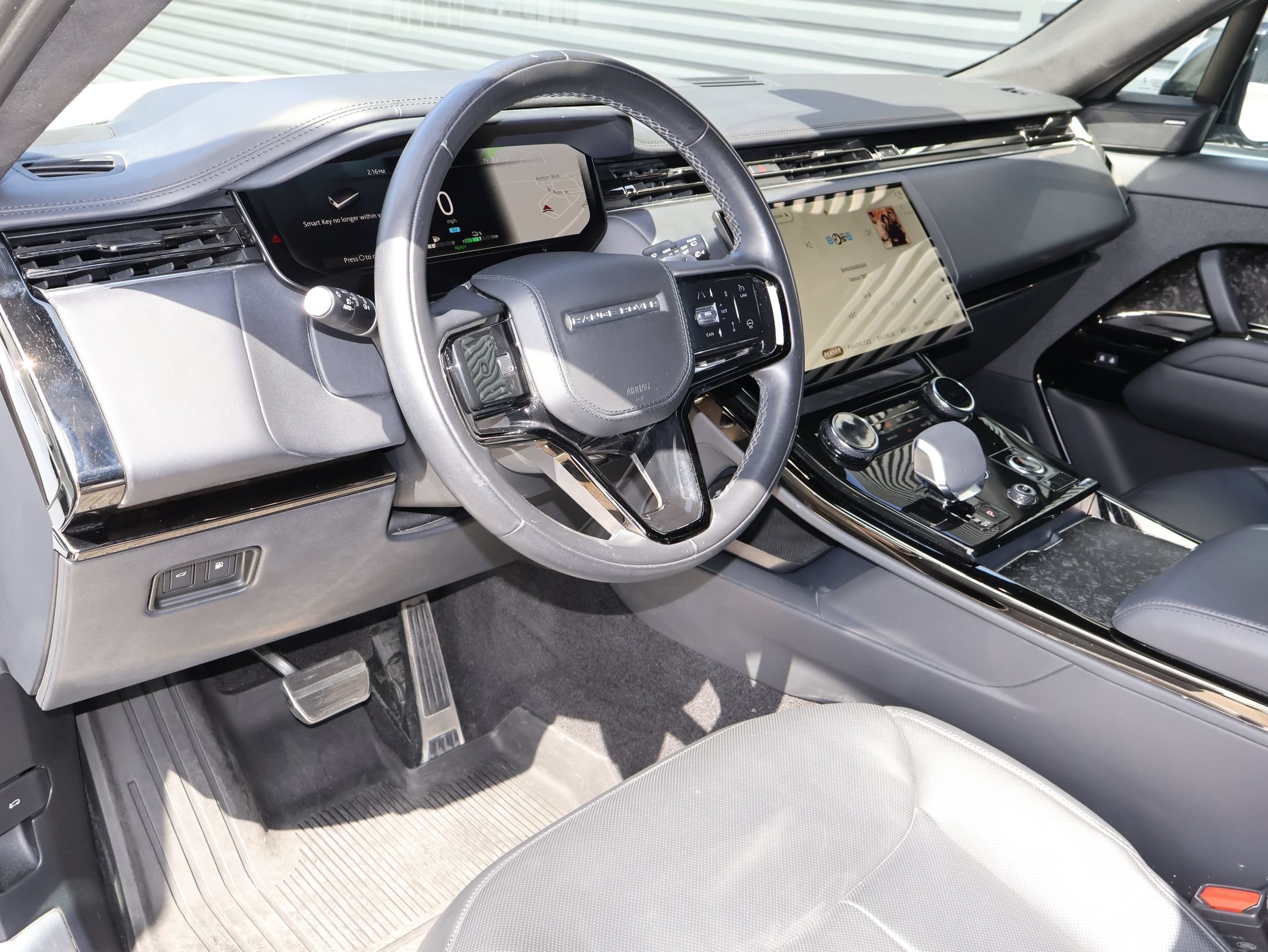 Used 2023 Fuji White Land Rover Autobiography image 4