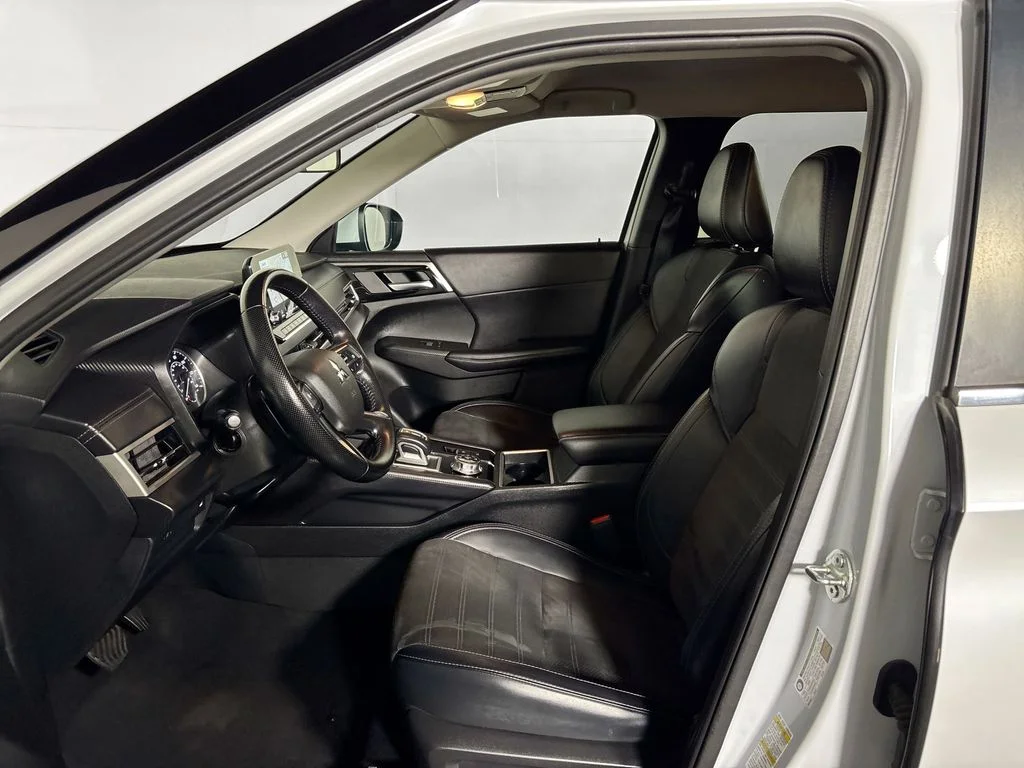 Used 2024 White Mitsubishi SE image 11