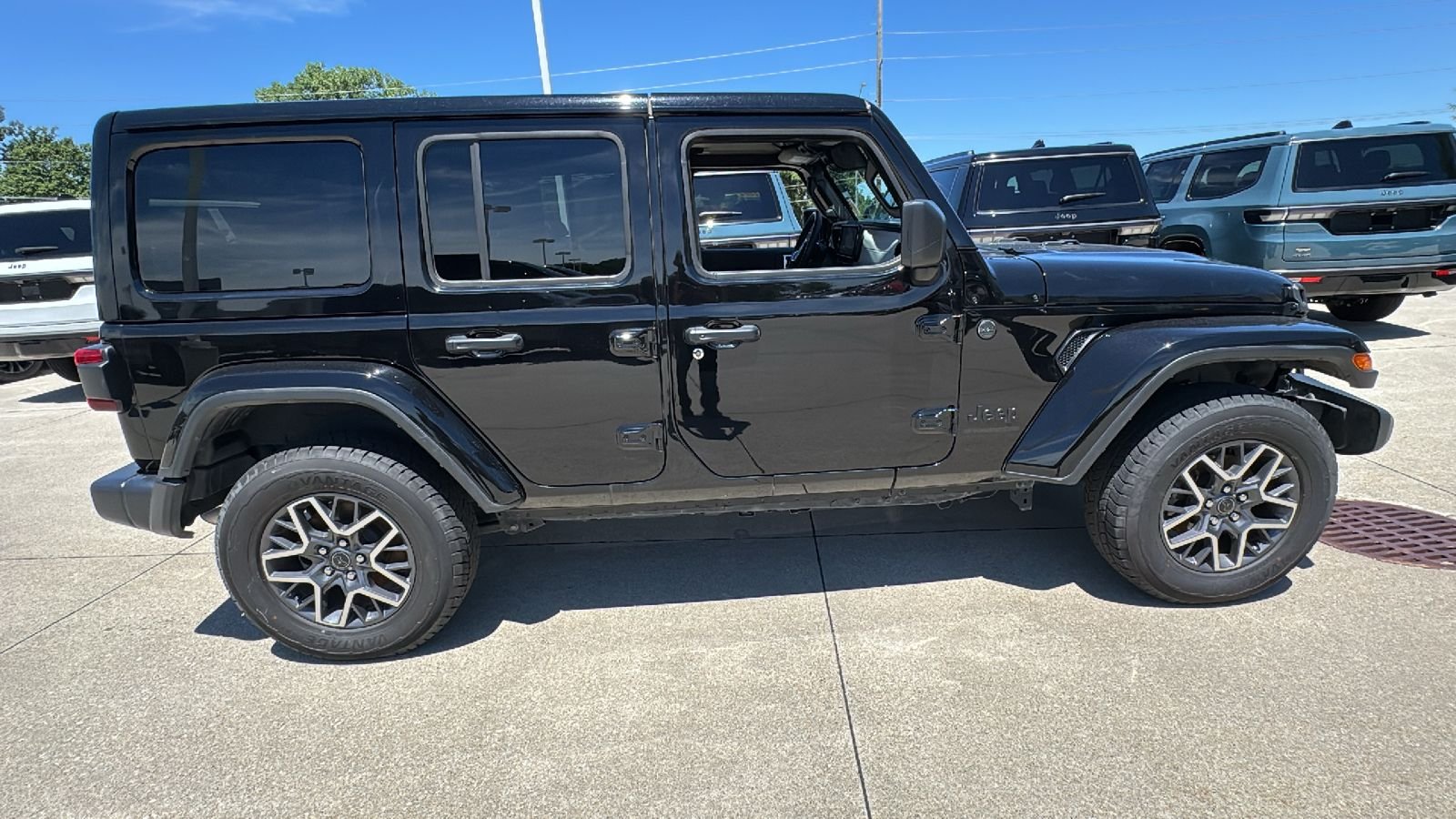 Used 2025 Black Jeep Sahara image 15