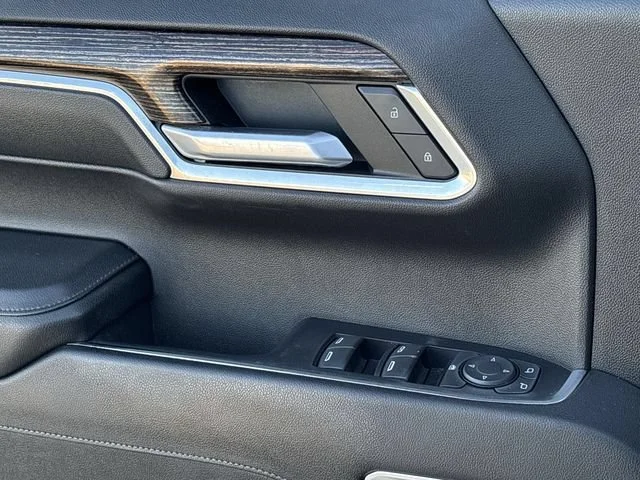 Used 2023 SUMMIT WHITE GMC Elevation image 21