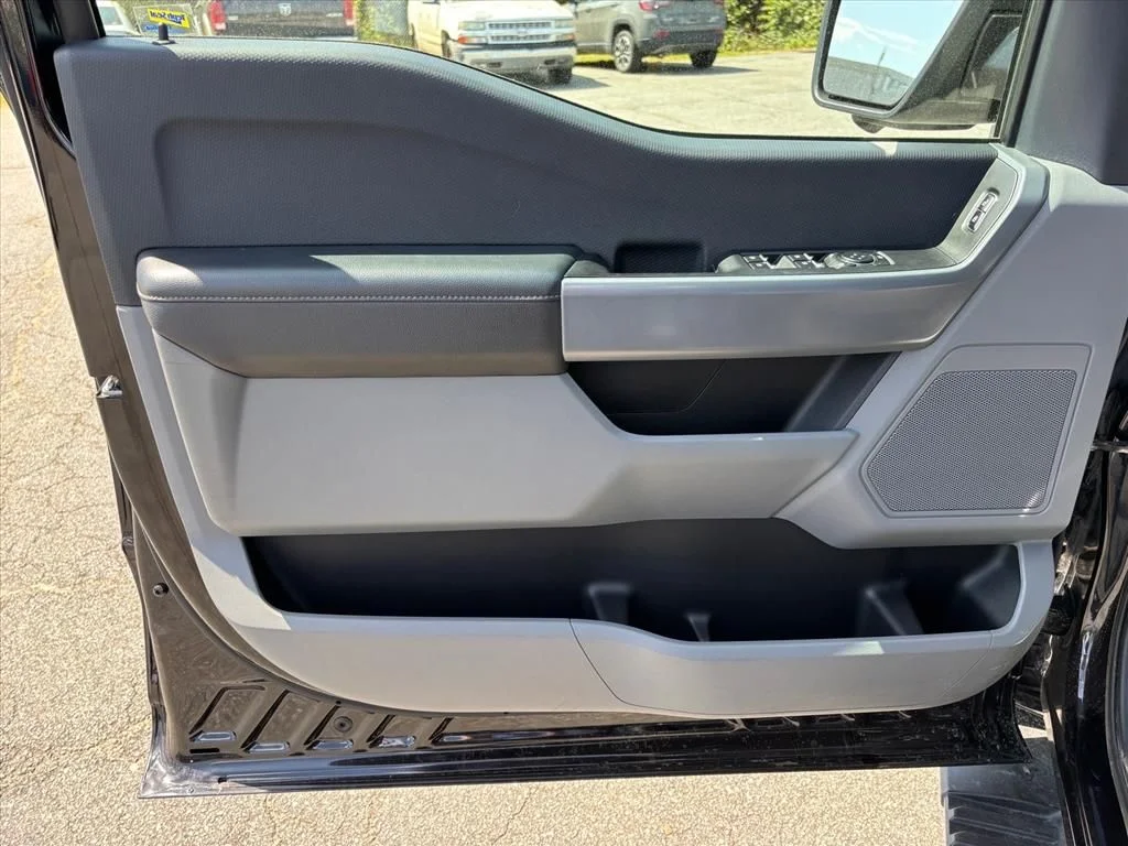 Used 2023 Black Ford XLT image 9