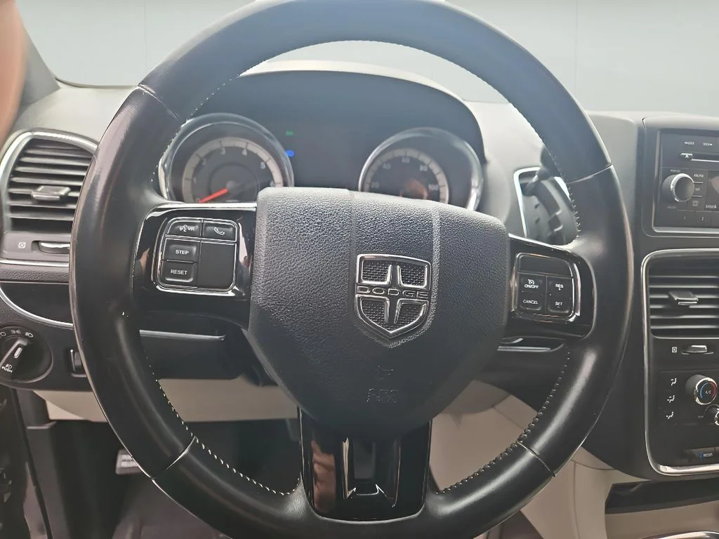 Used 2017 Granite Pearlcoat Dodge SXT image 21