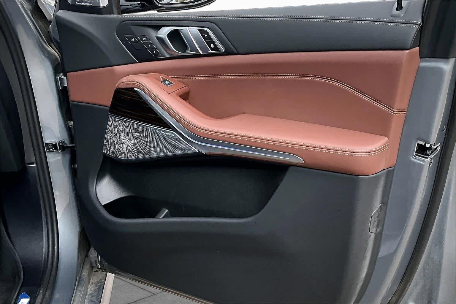 Used 2026 Skyscraper Grey Metallic BMW M60i image 20