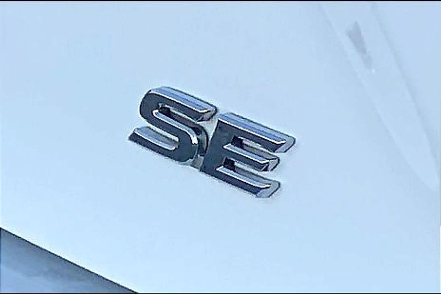 Used 2025 Ice Cap Toyota SE image 28