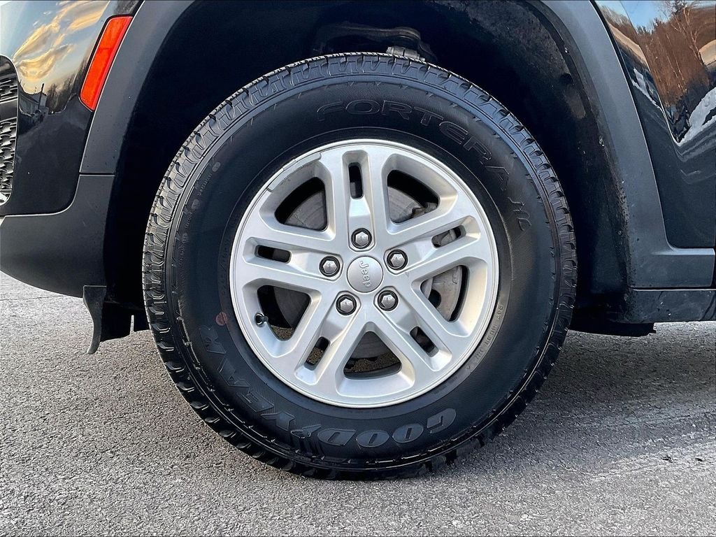 Used 2023 Black Jeep Laredo image 22