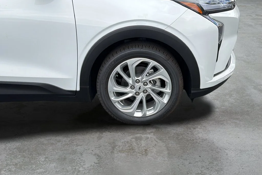 New 2027 Summit White Chevrolet LT image 9