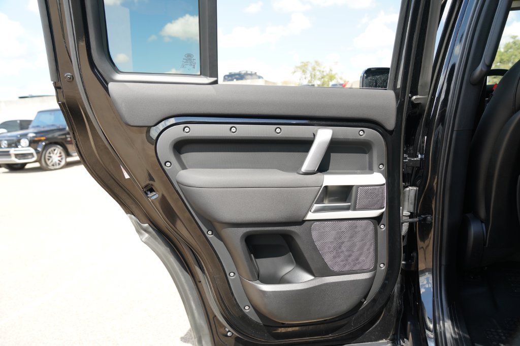 Used 2022  Land Rover X-Dynamic SE image 33