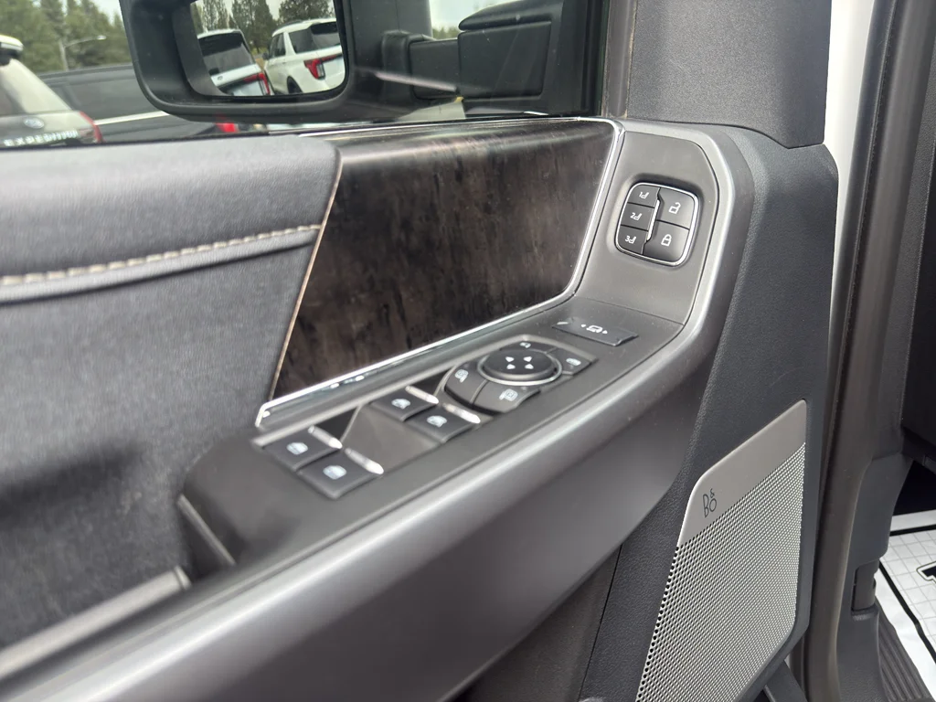 Certified Used 2025 Oxford White Ford LARIAT image 13