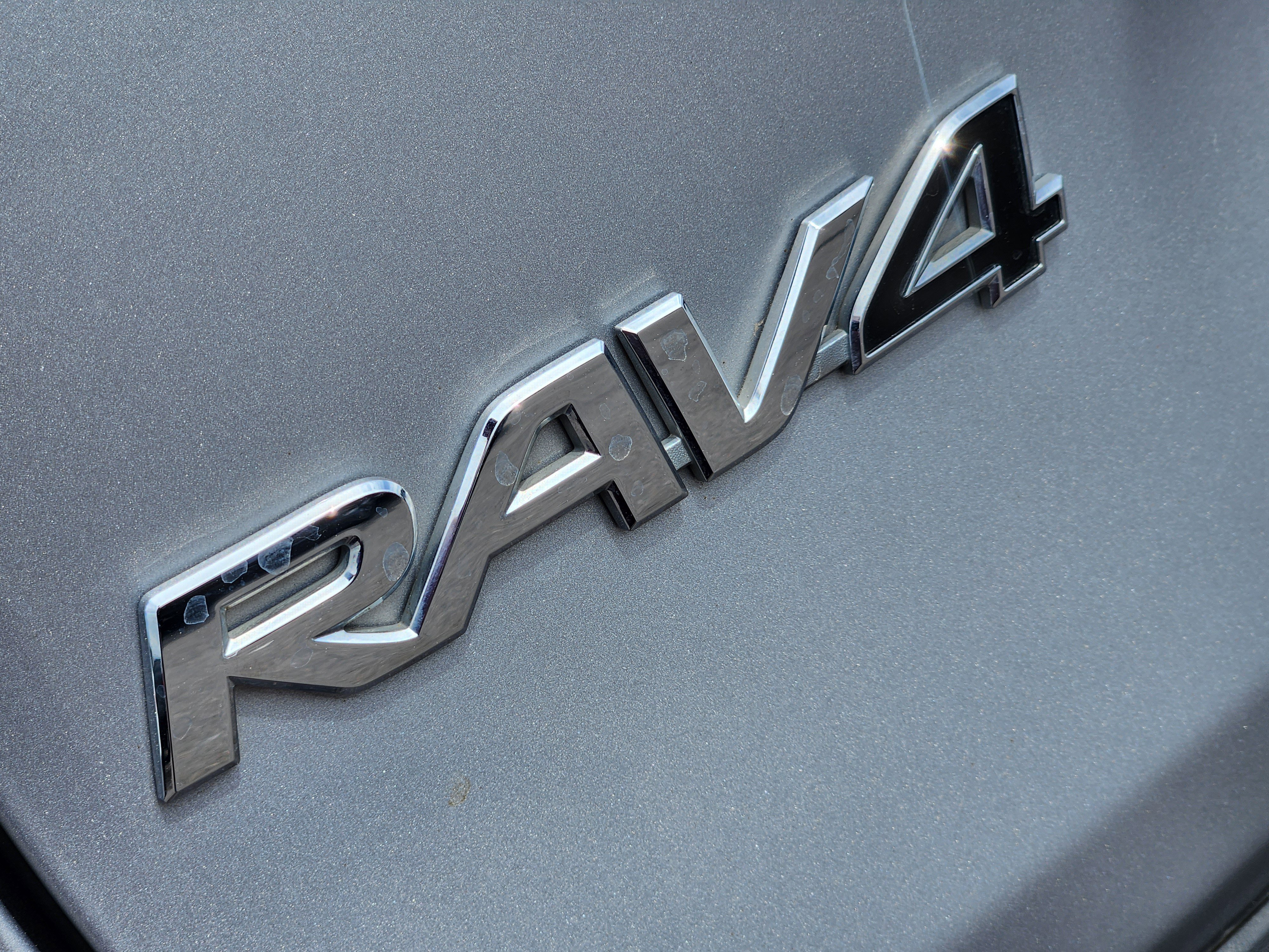 Used 2024 Silver Toyota XLE Premium image 8