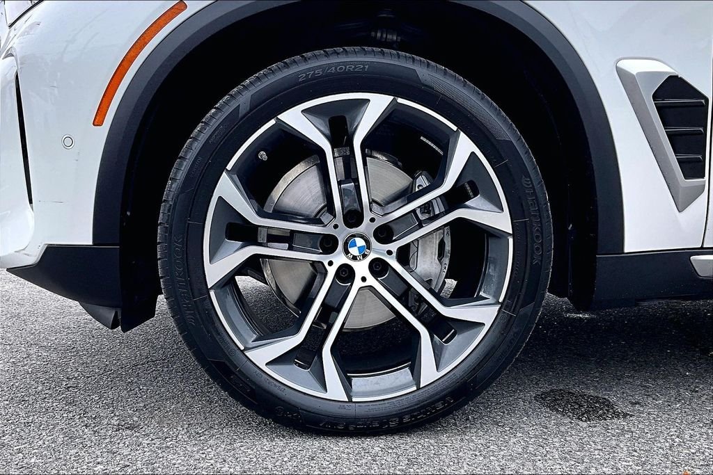 Used 2025 White BMW sDrive40i image 34
