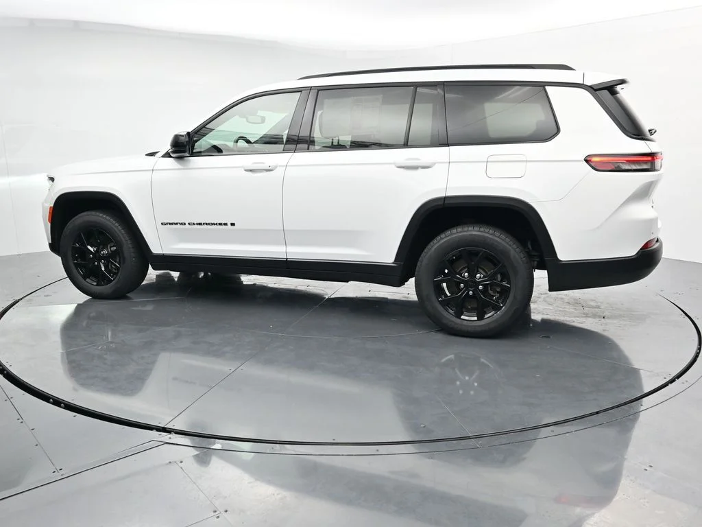 Used 2024 White Jeep Altitude image 4