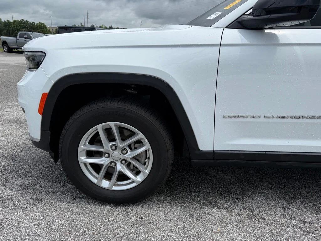 Used 2025 White Jeep Laredo image 21