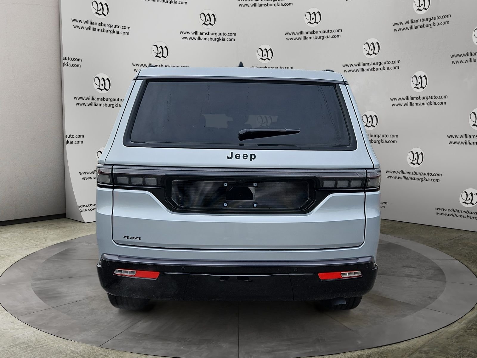 New 2026 Silver-Zynith Exterior Paint Jeep Limited Altitude image 4