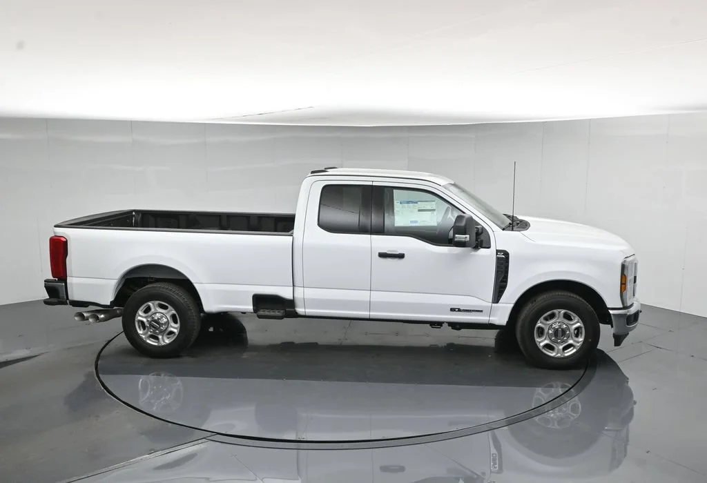 New 2026 Oxford White Ford XLT image 38