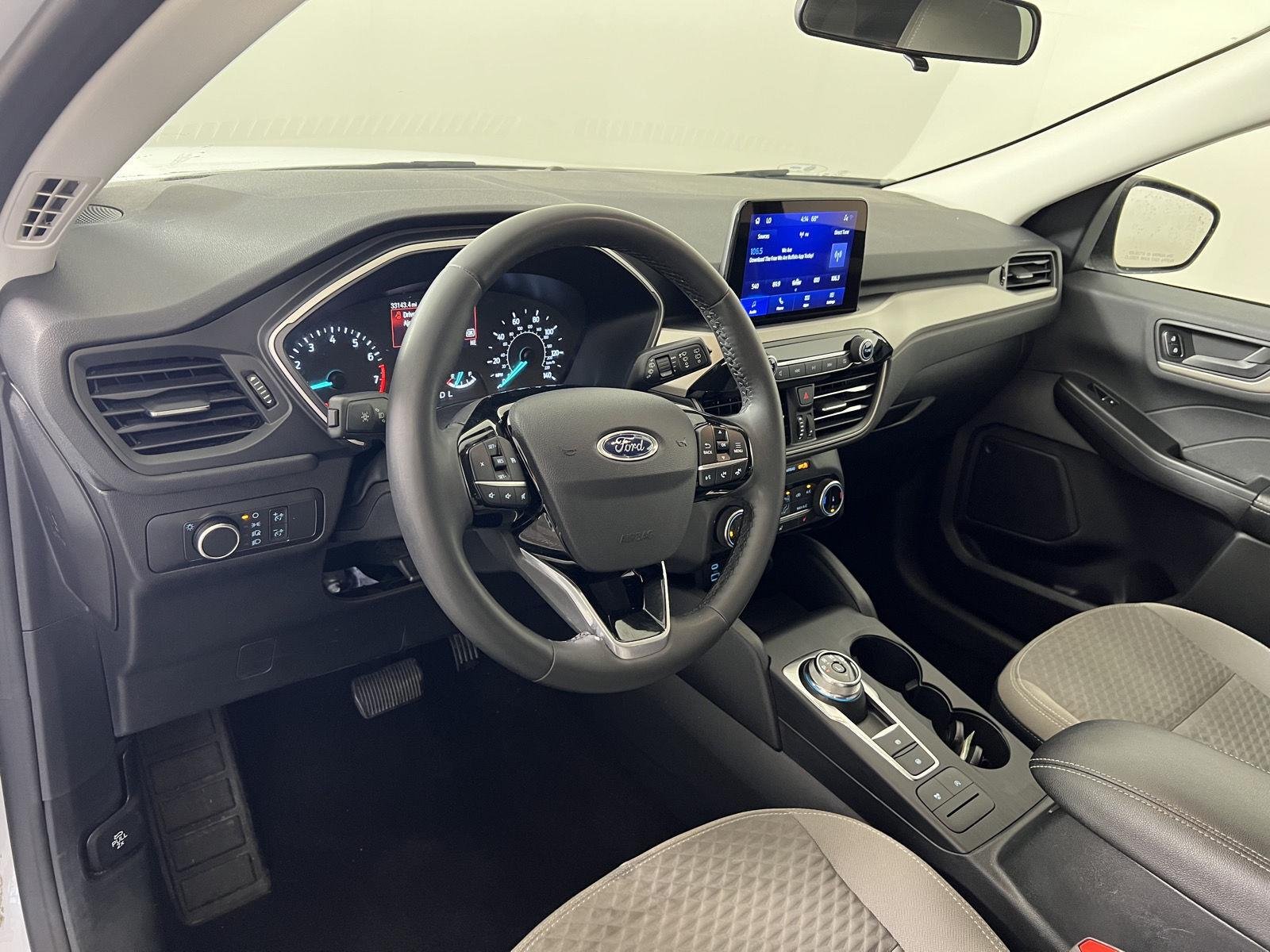 Used 2022 Wh Ford SE image 4