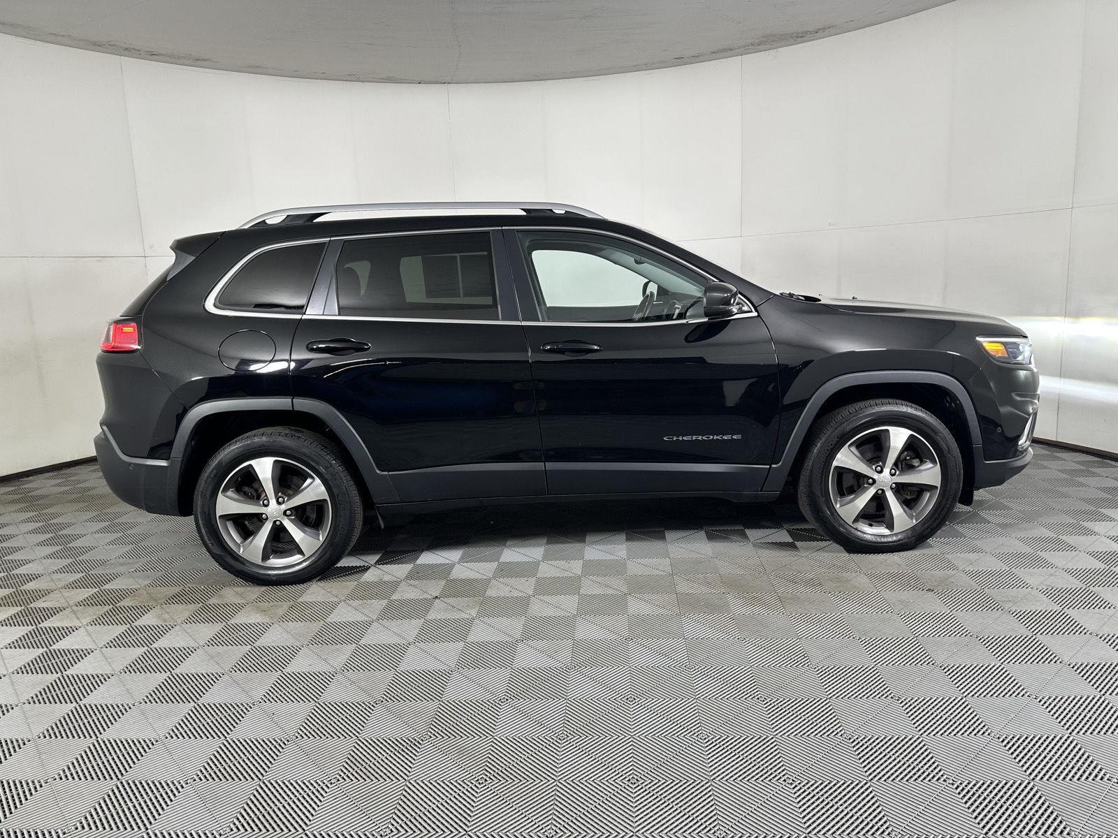 Used 2021 Diamond Black Crystal Pearlcoat Jeep Limited image 13