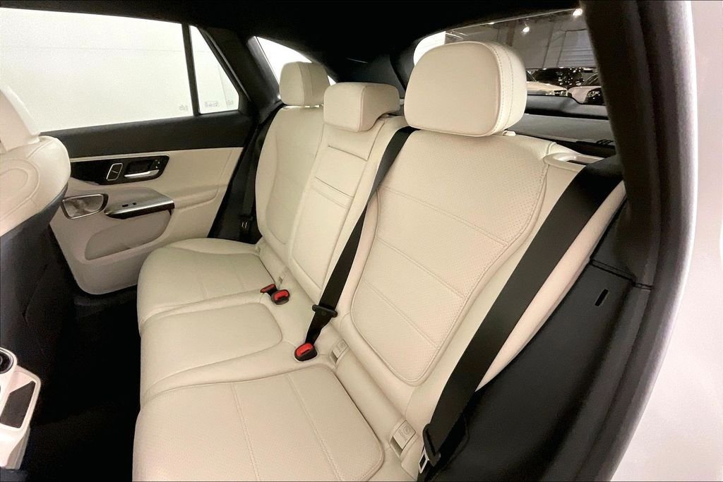 New 2026 Polar White Mercedes-Benz GLC 300 image 10