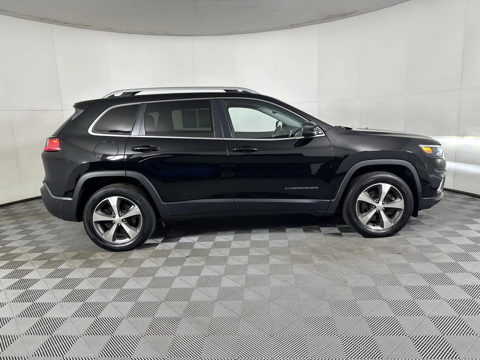 Used 2021 Diamond Black Crystal Pearlcoat Jeep Limited image 13