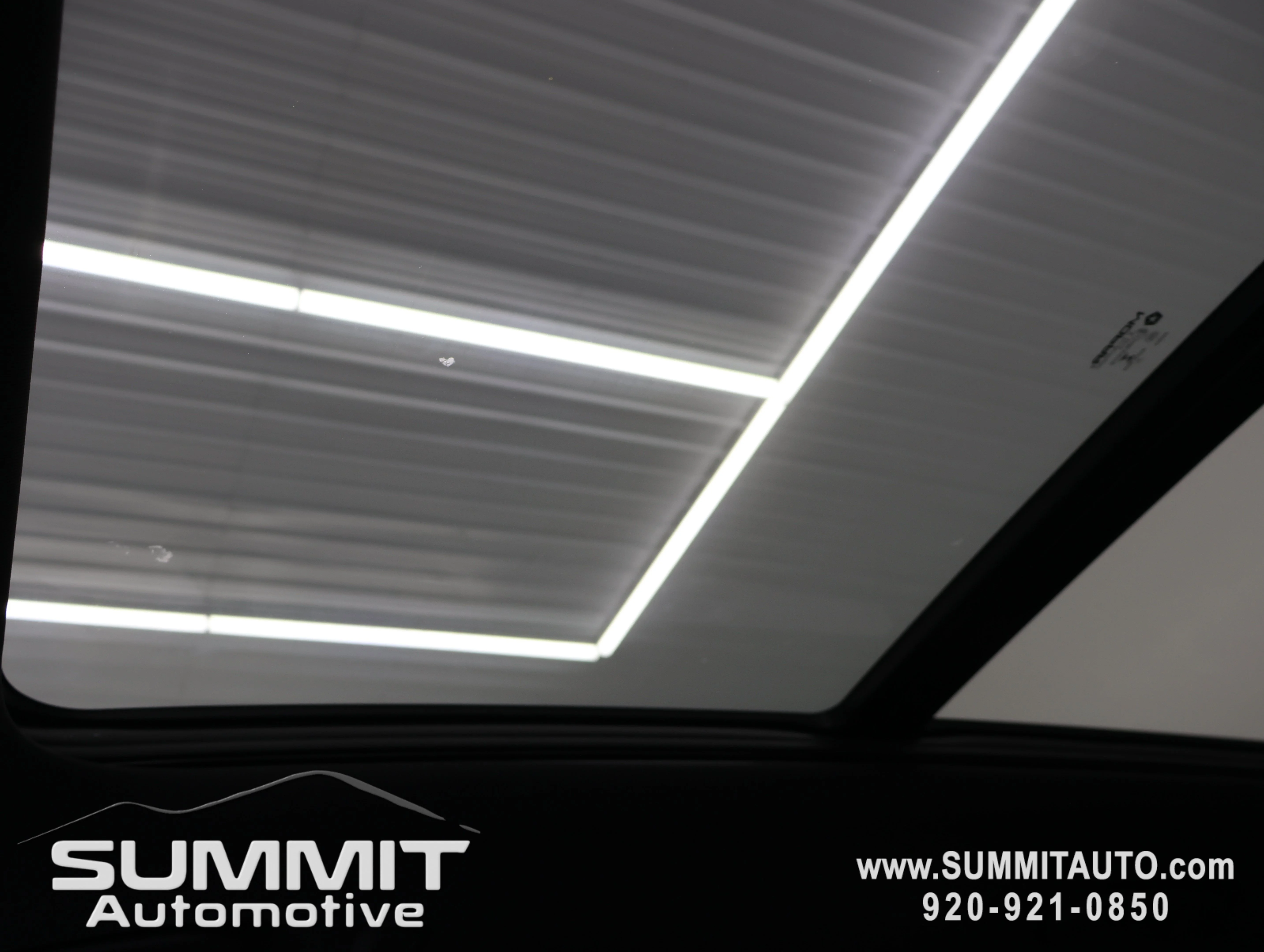 New 2026 Diamond Black Crystal Pearl-Coat Exterior Paint Jeep Limited image 13