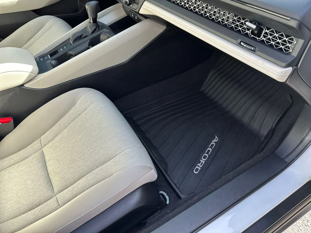 Used 2025 White Honda SE image 40