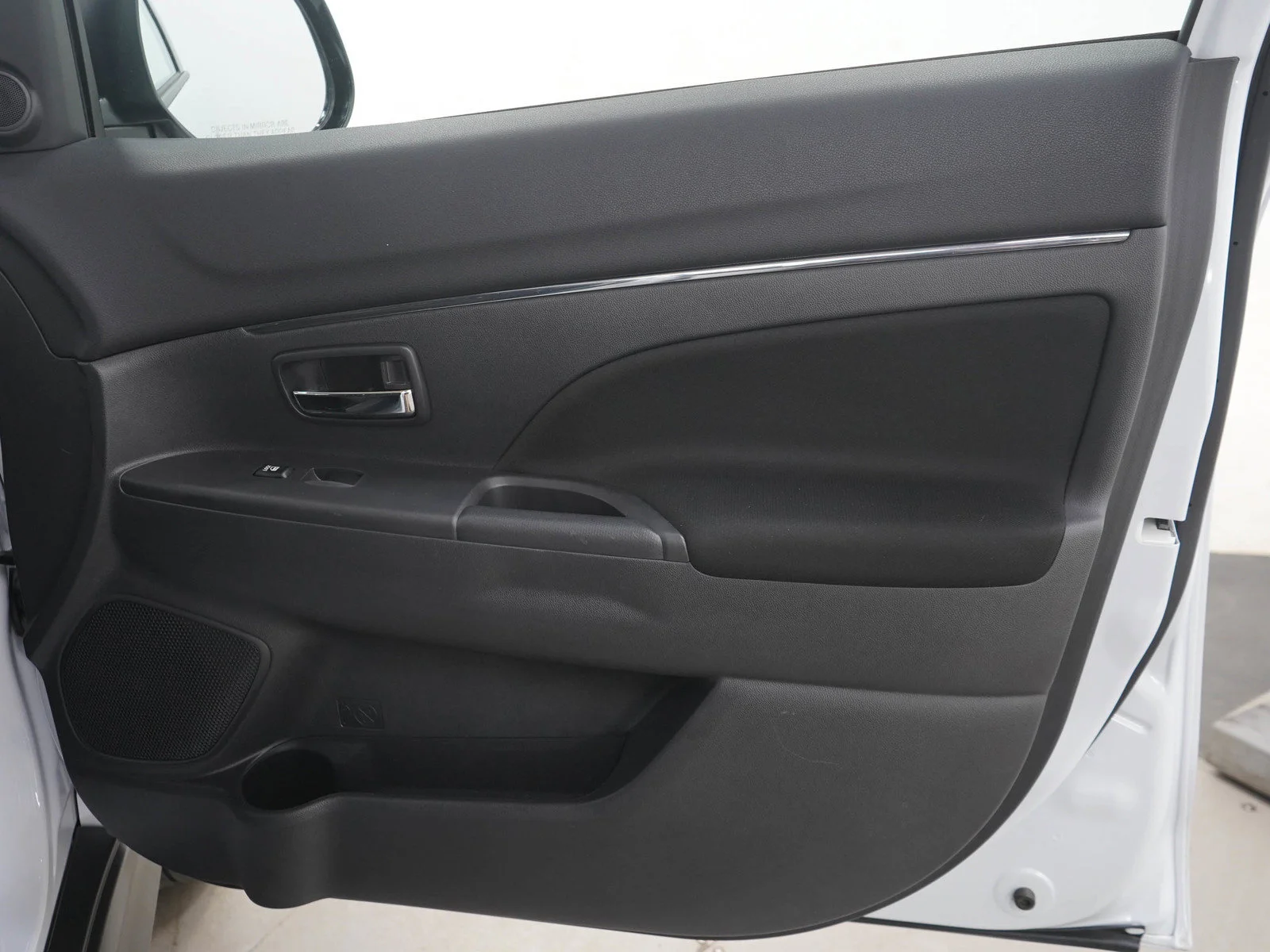 Used 2025 White Mitsubishi S image 9