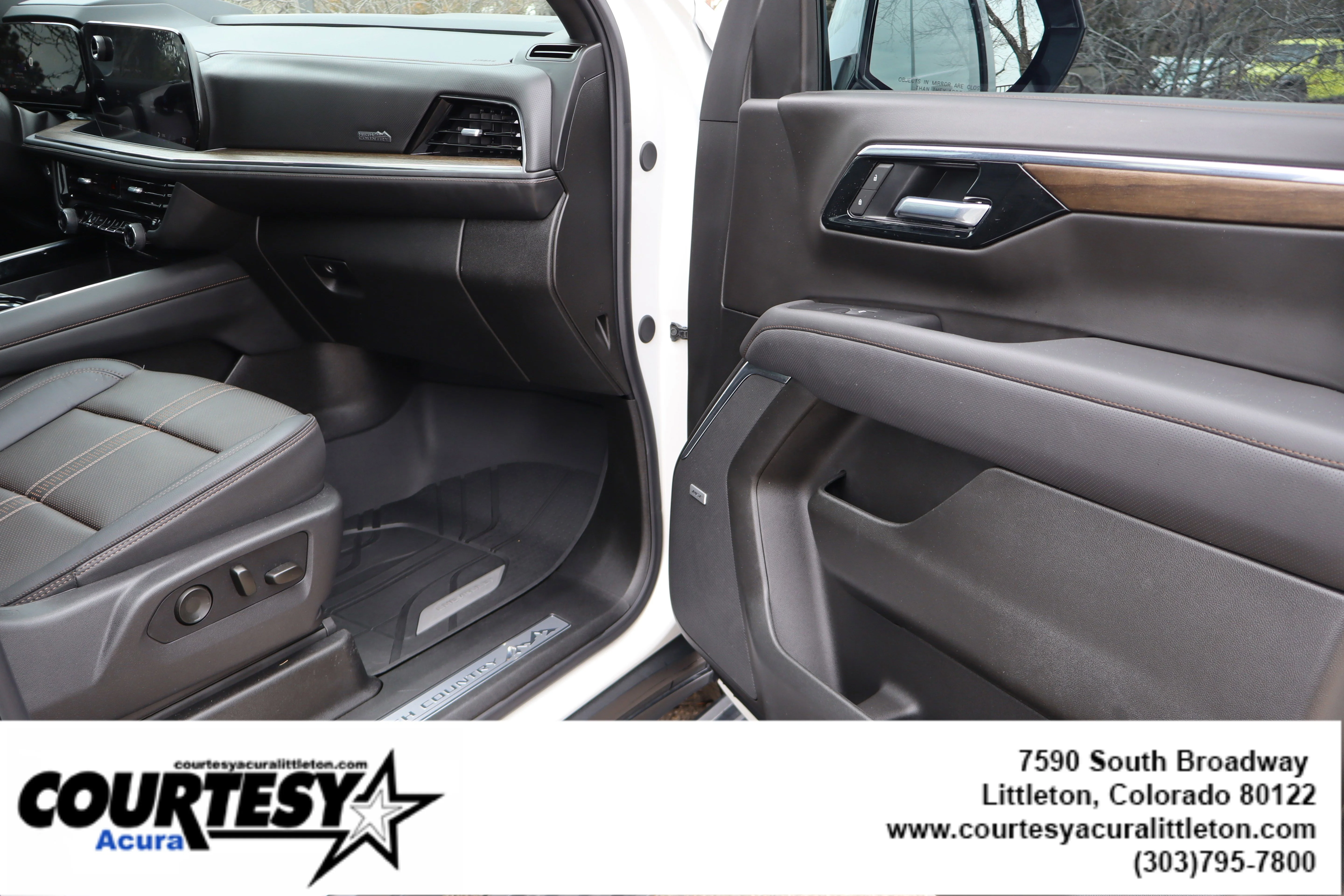 Used 2025 Iridescent Pearl Tricoat Chevrolet High Country image 41