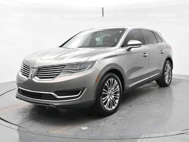 Used 2016 Luxe Metallic Lincoln Reserve image 3
