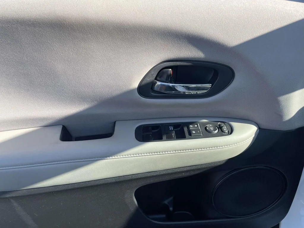 Used 2018 White Honda LX image 16