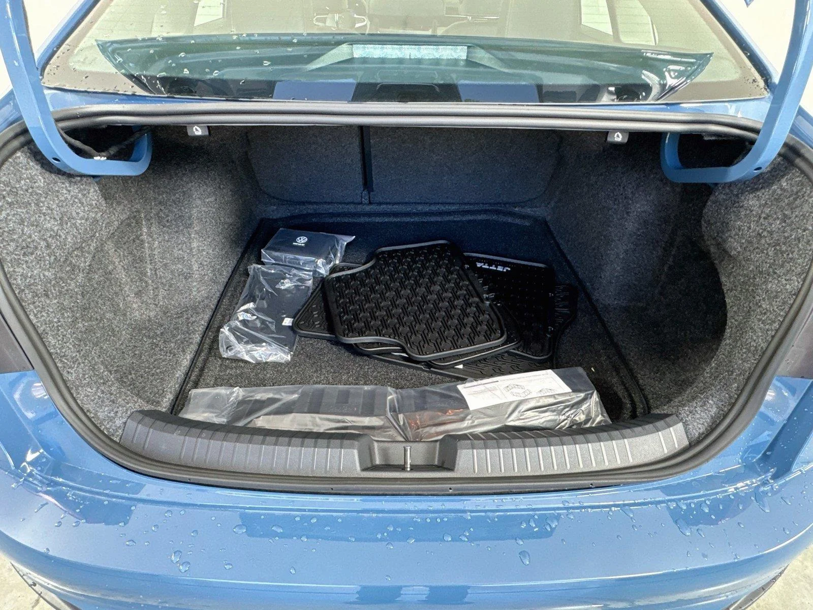 New 2027 Monterey Blue Pearl Volkswagen SE image 25