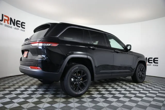 New 2026 Diamond Black Crystal Pearl-Coat Exterior Paint Jeep Altitude image 25