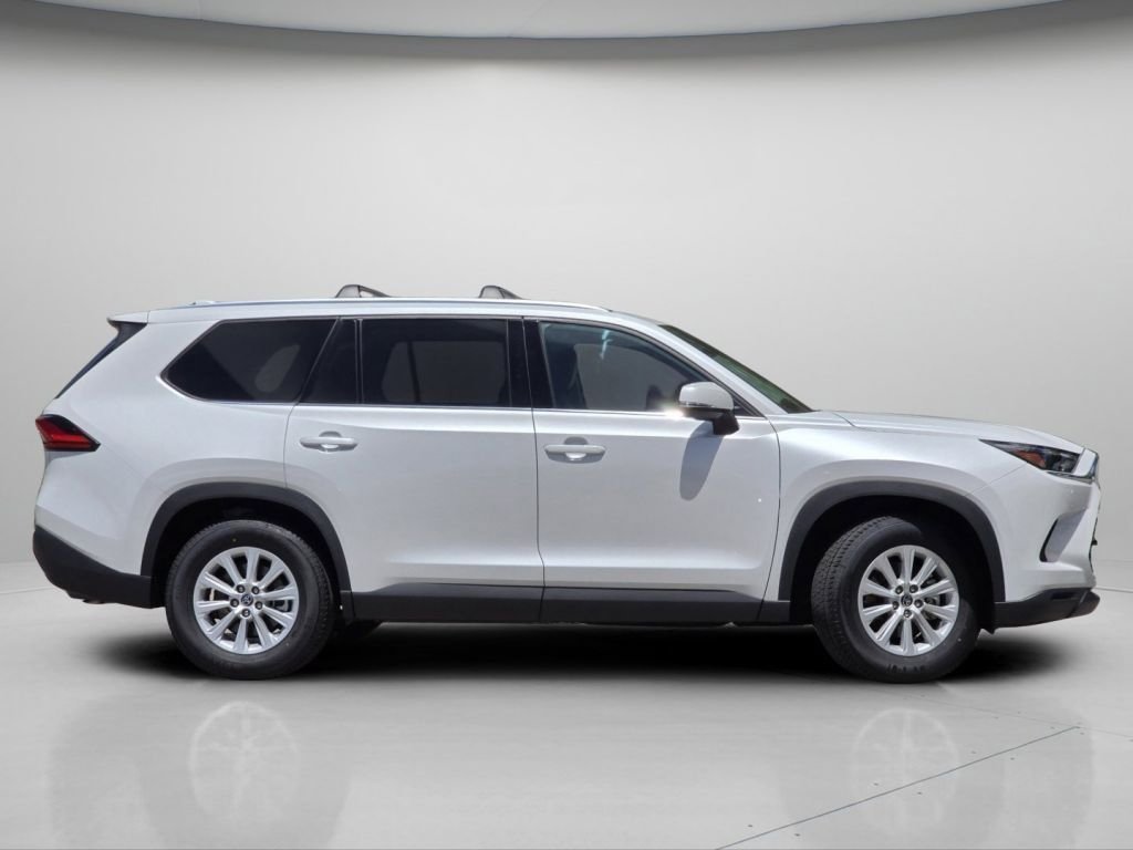 Used 2024 Wind Chill Pearl Toyota XLE image 21
