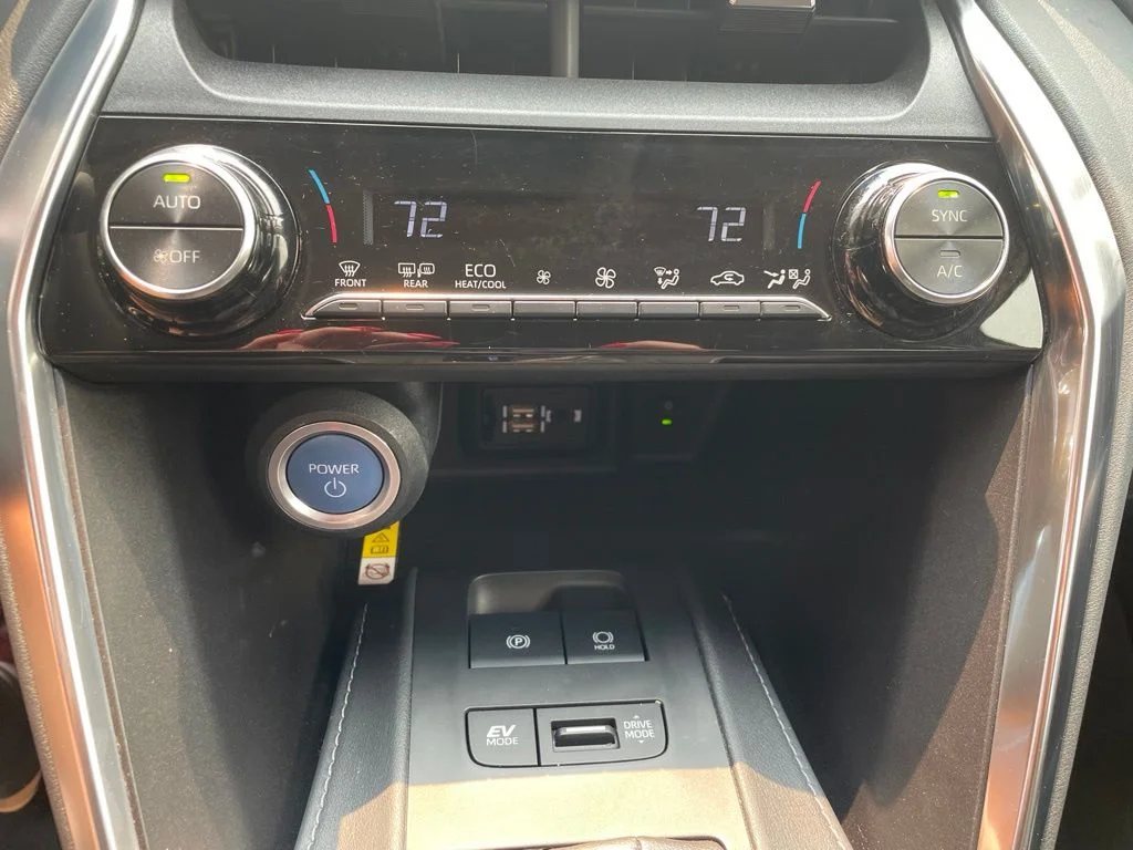 Used 2021 White Toyota LE image 17