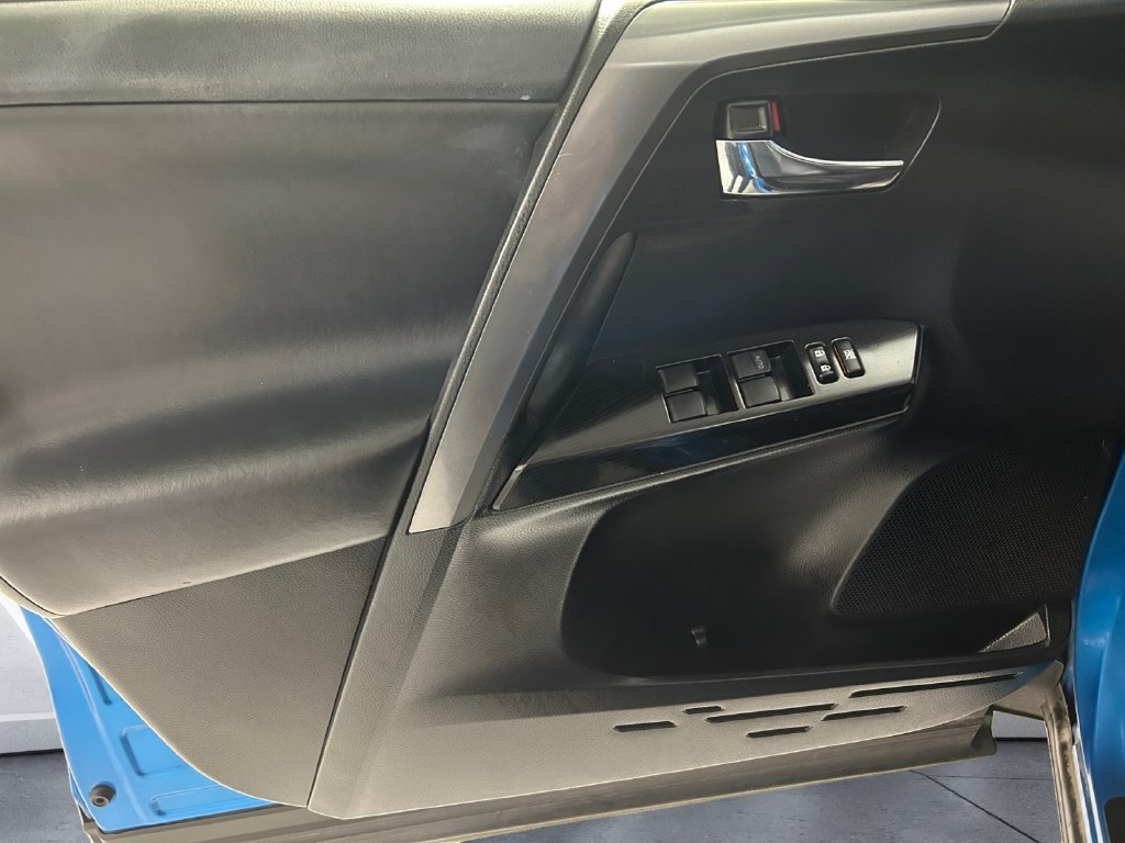 Used 2016 Blue Toyota SE image 12