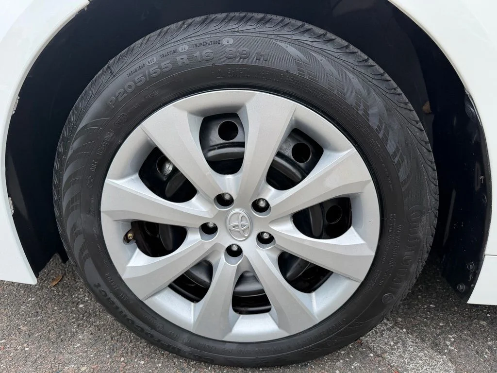 Used 2024 Ice Toyota LE image 26