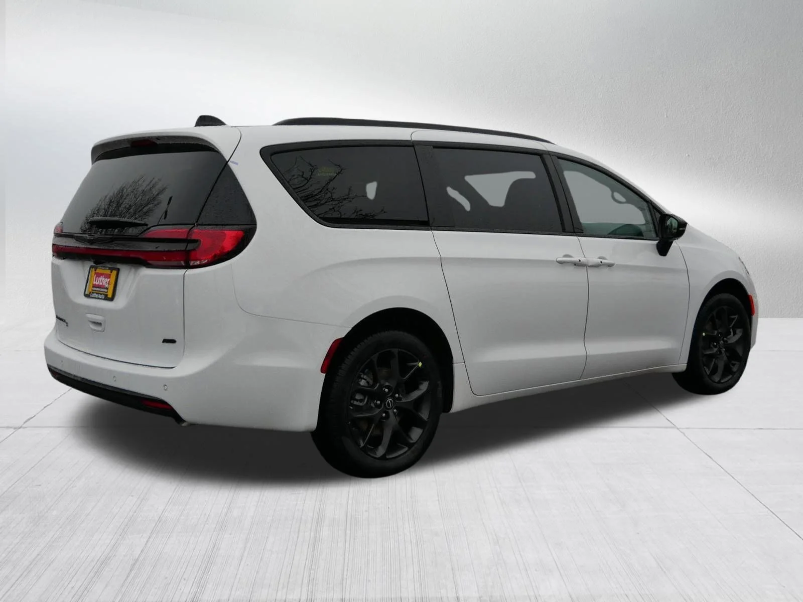 New 2026 Bright White Clear-Coat Exterior Paint Chrysler Select image 7