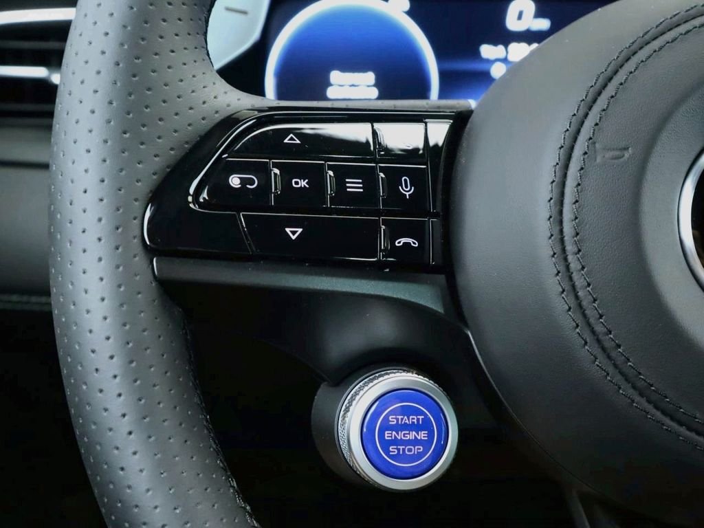 Used 2025 Bianco Astro Metallic Maserati Base image 11
