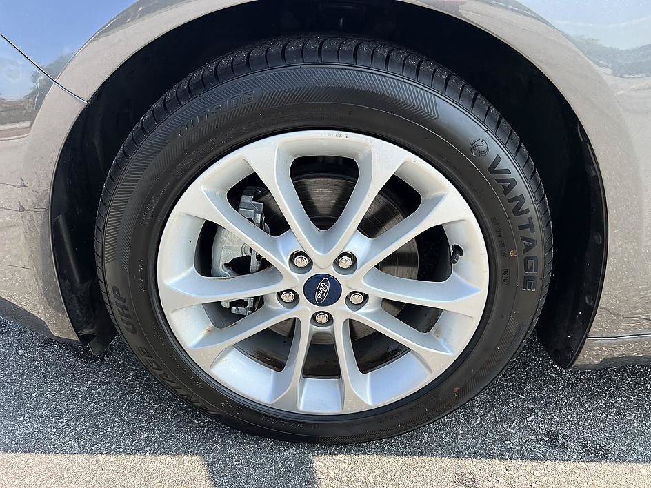 Used 2019 Magnetic Ford SE image 9
