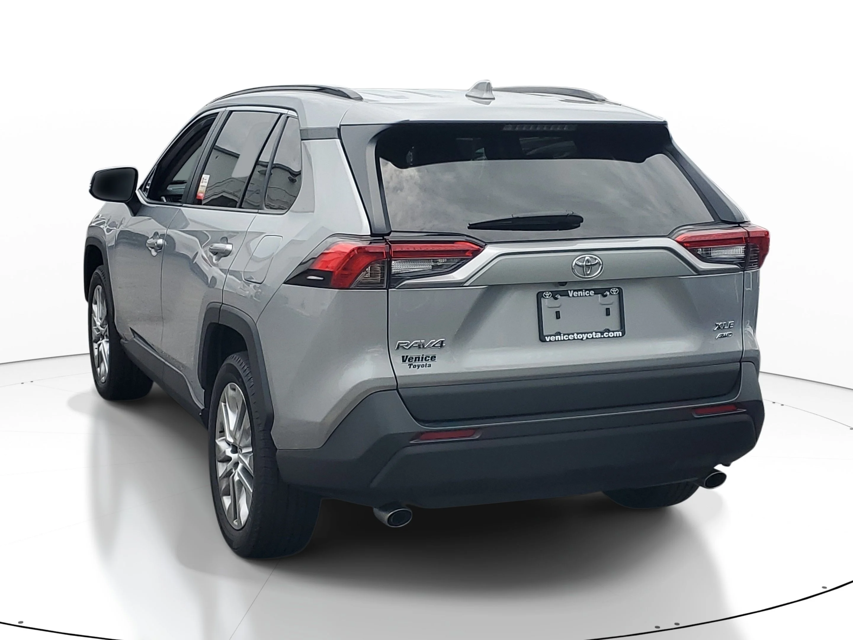 Used 2023 Silver Sky Metallic Toyota XLE Premium image 4