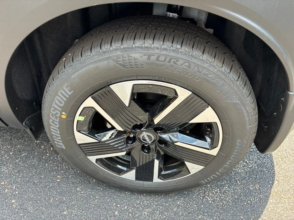 New 2026 Aspen White TriCoat / Super Black Two-tone Nissan SV image 11