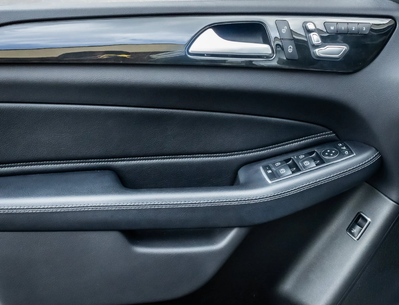 Used 2019 Gray Mercedes-Benz GLS 450 image 24