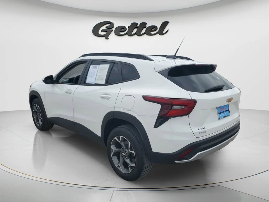 Used 2024 Summit White Chevrolet LT image 7