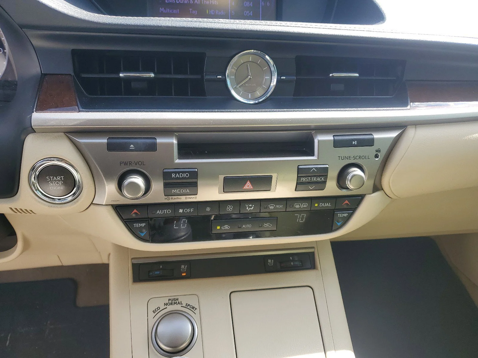 Used 2014  Lexus  image 23